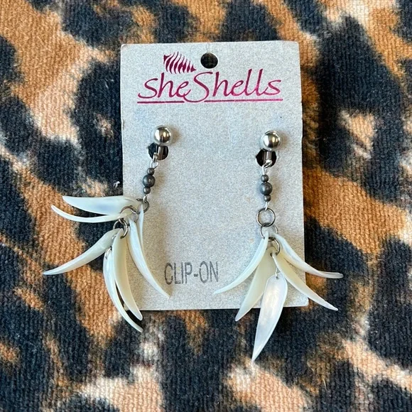 *NWT* Shell Dandle Clip-On Earrings - Picture 1 of 4